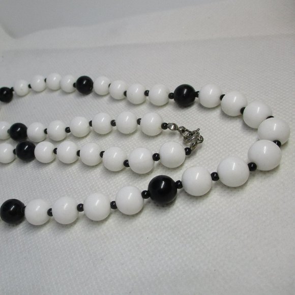 PLASTIC BEADED NECKLACE Black White Beaded Necklace White Beads Black Seed Beads - Picture 8 of 8